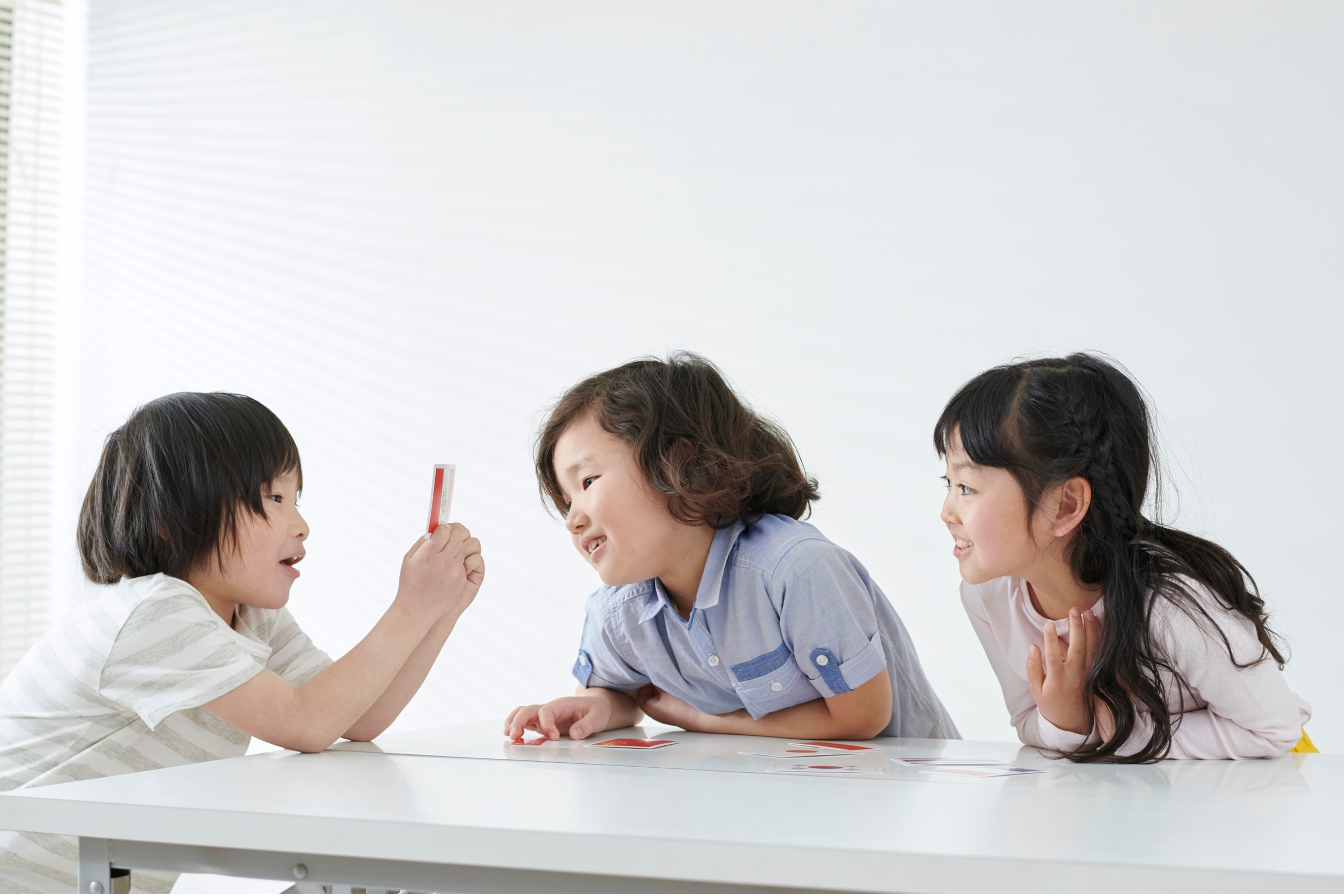 子どもと大人が一緒に取り組むプログラムの様子