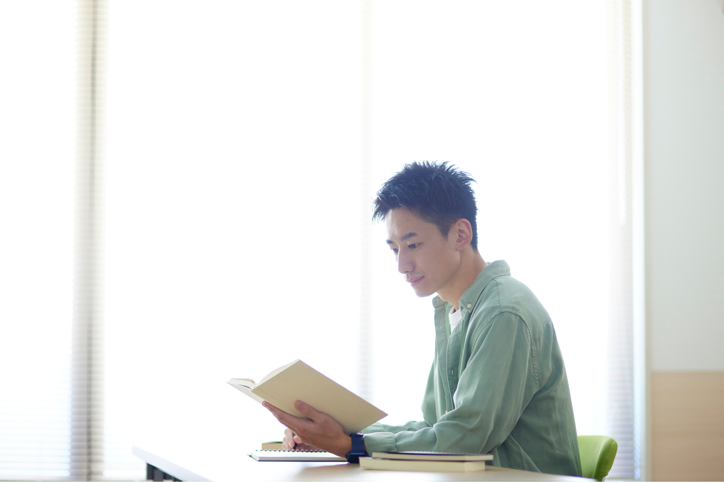 子どもとの関わりについて学ぶ大人