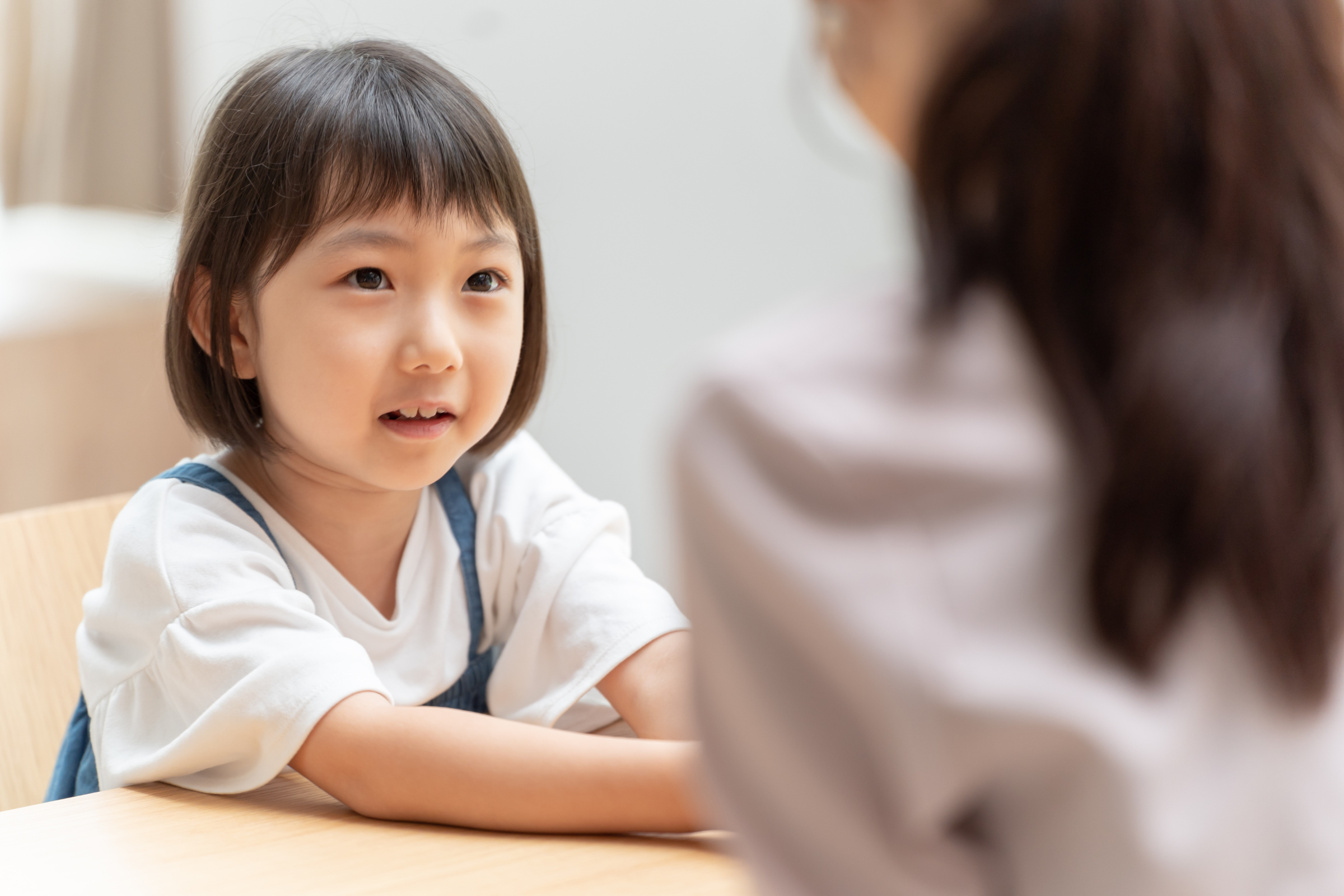 自分の気持ちをうまく言葉にできず考えている子ども