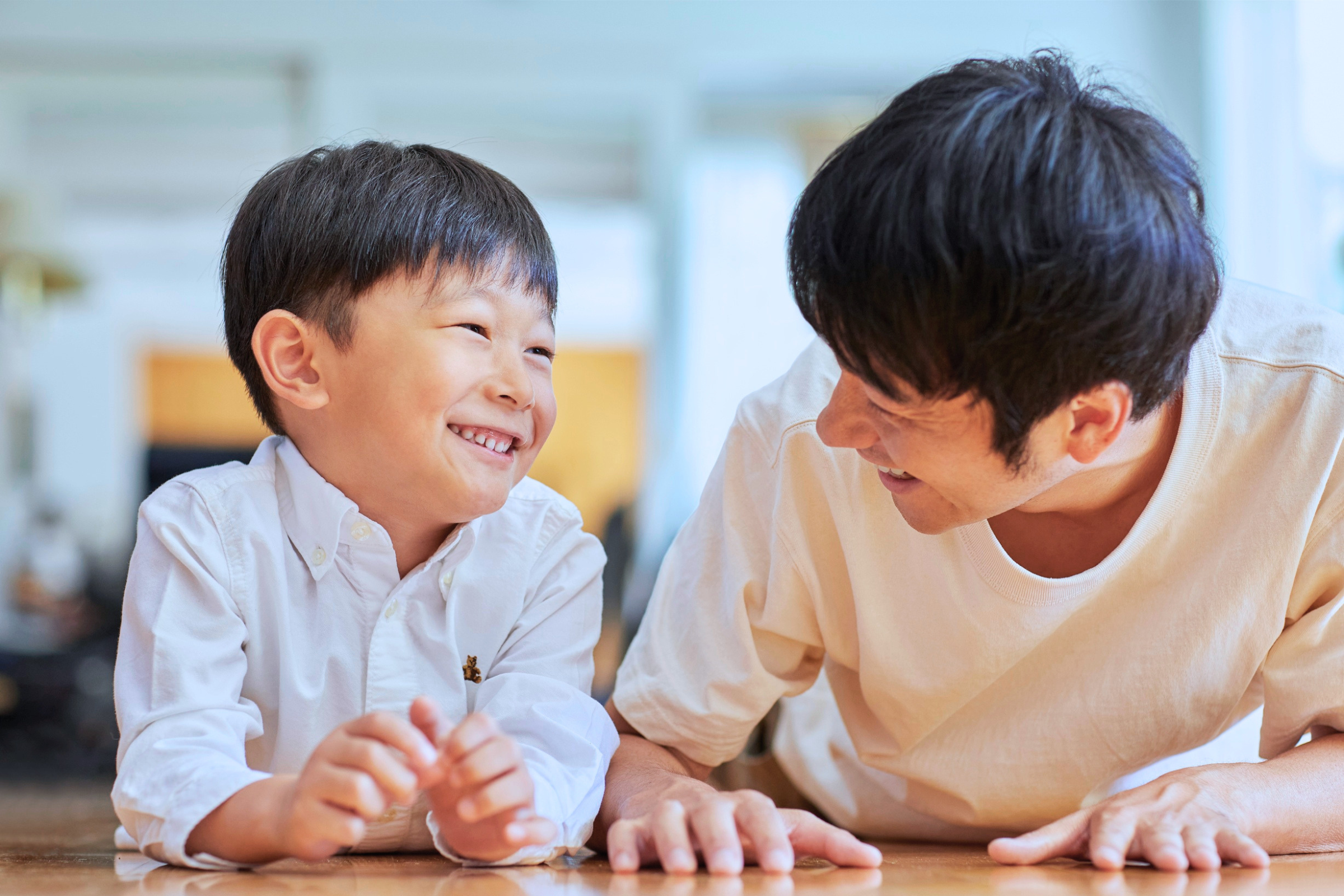 子どもの言葉に耳を傾ける大人